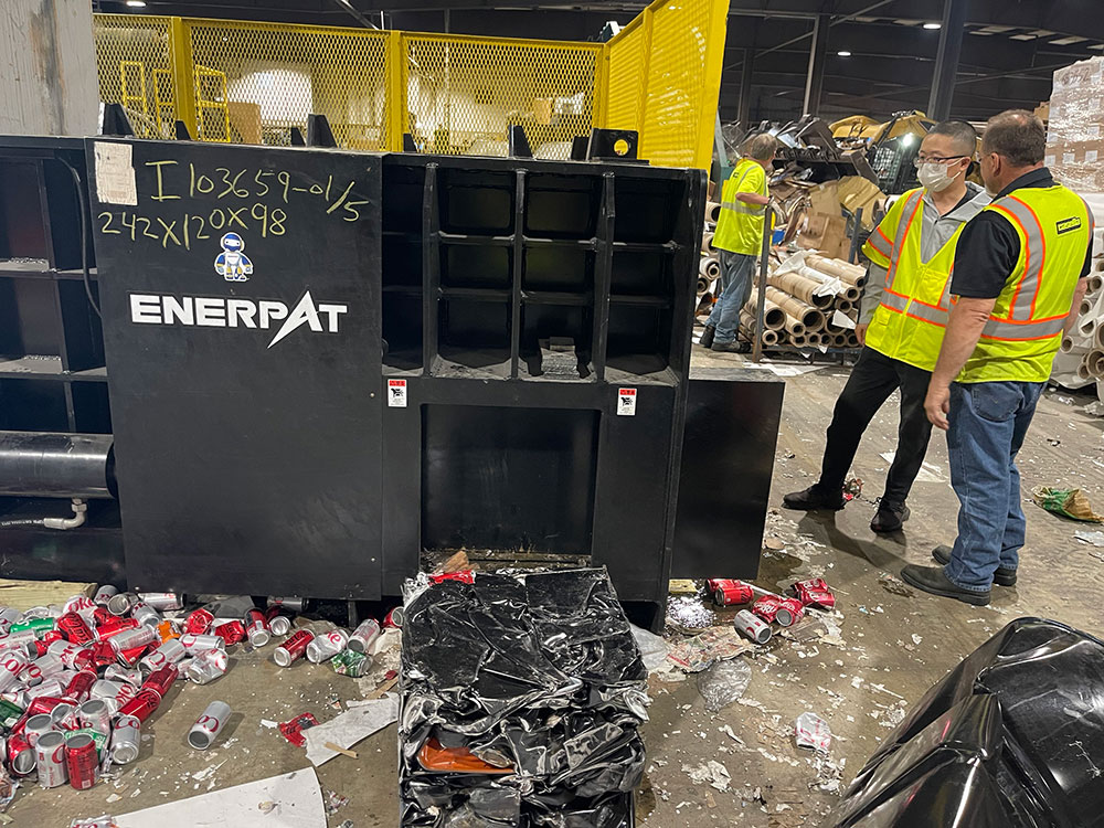 ENERPAT Prensa enfardadeira de sucata de ferro instalada