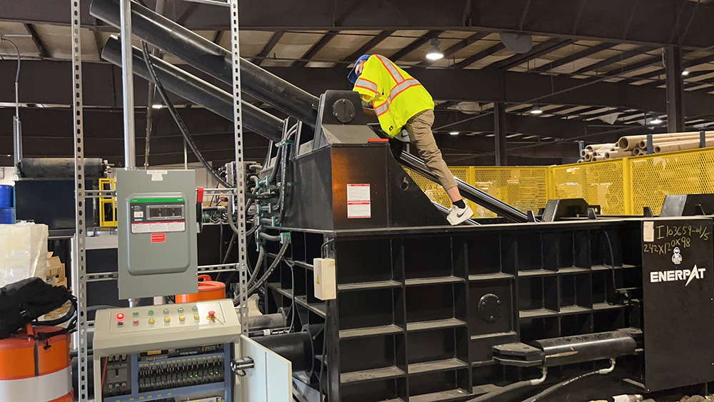 ENERPAT Prensa enfardadeira de sucata de ferro instalada