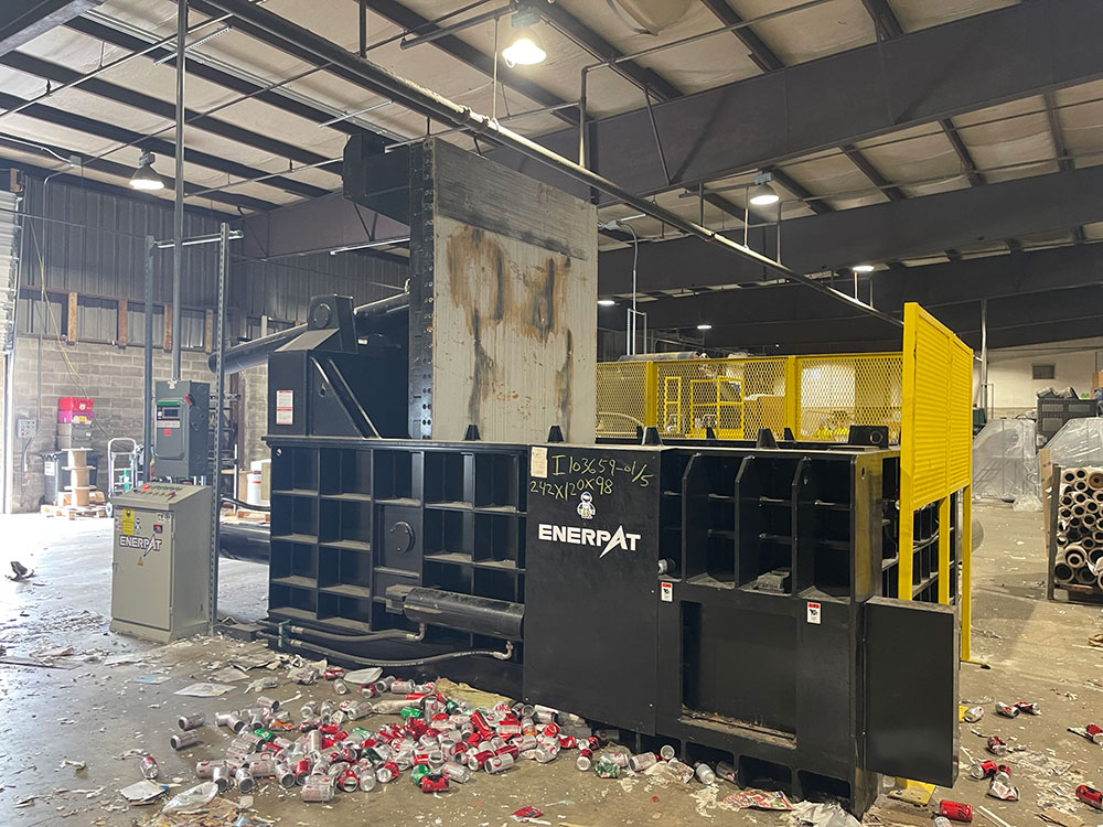 ENERPAT Prensa enfardadeira de sucata de ferro instalada
