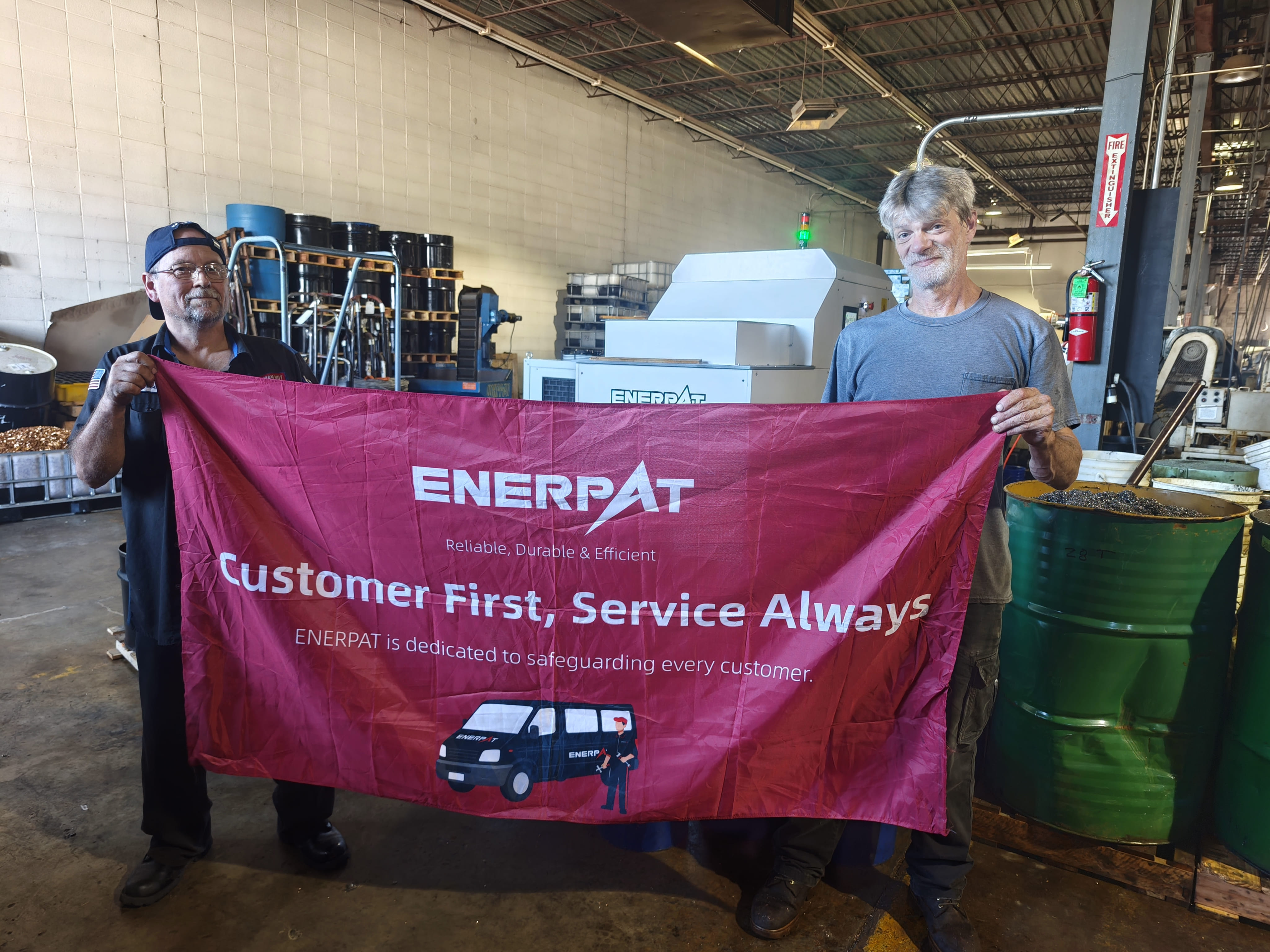 Newark, Nova Jersey: ENERPAT Briquetador de cavacos de metal BM-1090 instalado
