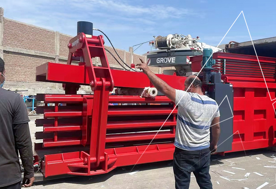 Prensa enfardadeira horizontal automatizada para reciclagem de papel&atilde;o em um armaz&eacute;m
