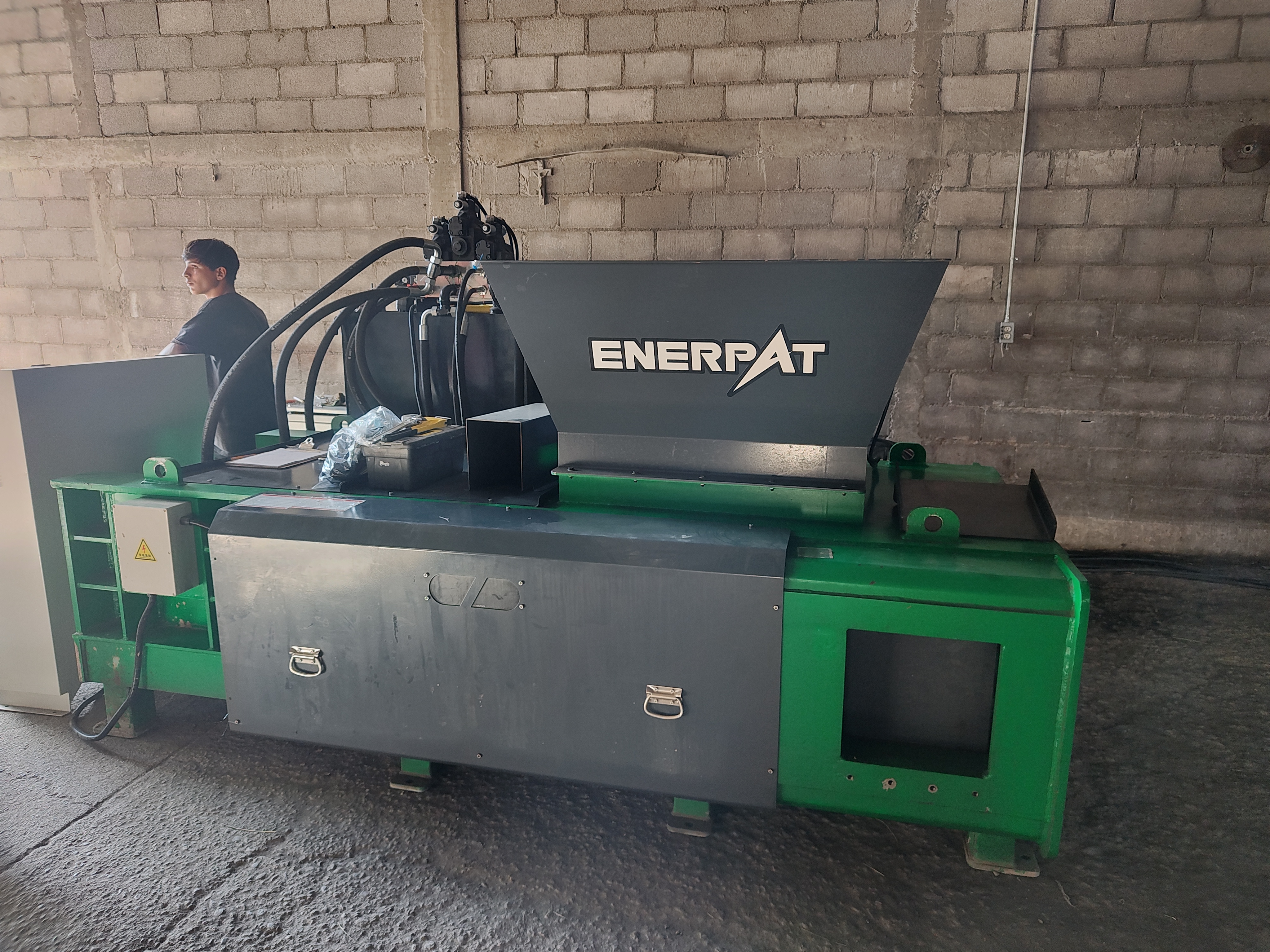 Chihuahua, México: ENERPAT Enfardadeira de sucata tipo funil AMB-H1075-100 instalada